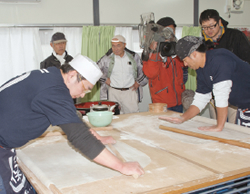 山形の保存会 天保そばで大熊町を激励